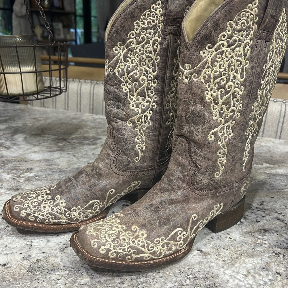 Corral Tan and Cream Embroidered Heeled Boots